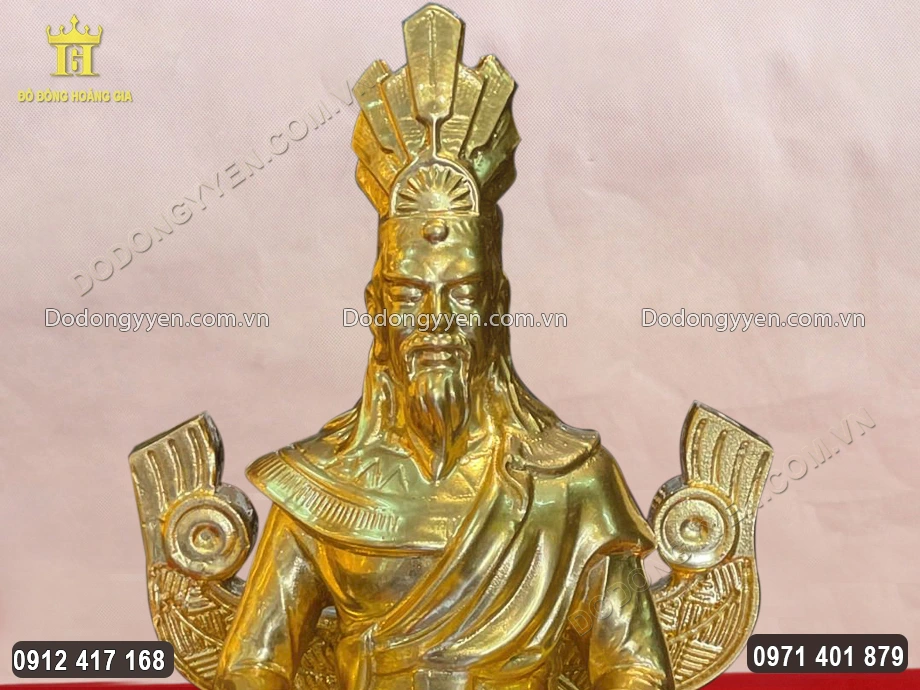 Gương mặt uy nghi&ecirc;m của Vua H&ugrave;ng được chạm khắc sắc n&eacute;t
